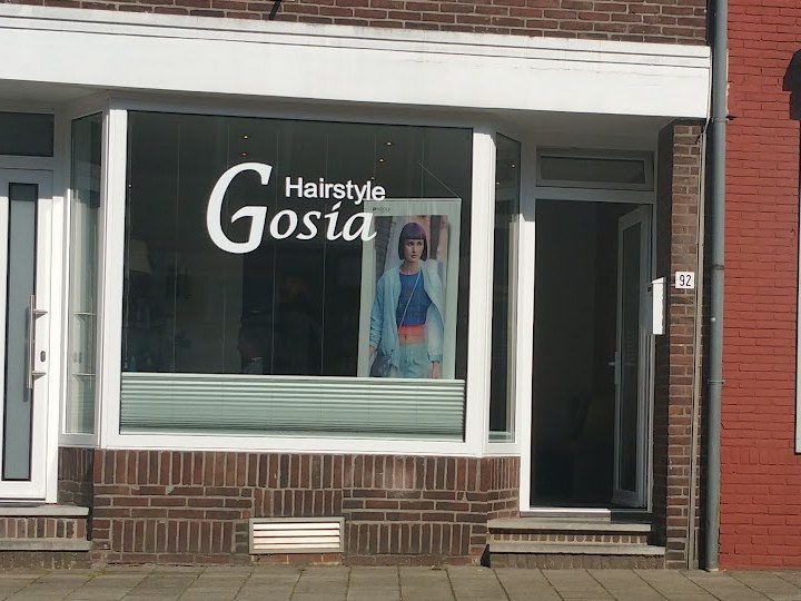 De etalage van Hairstyle Gosia aan de Schaesbergerstraat 92, met de naam op het raam