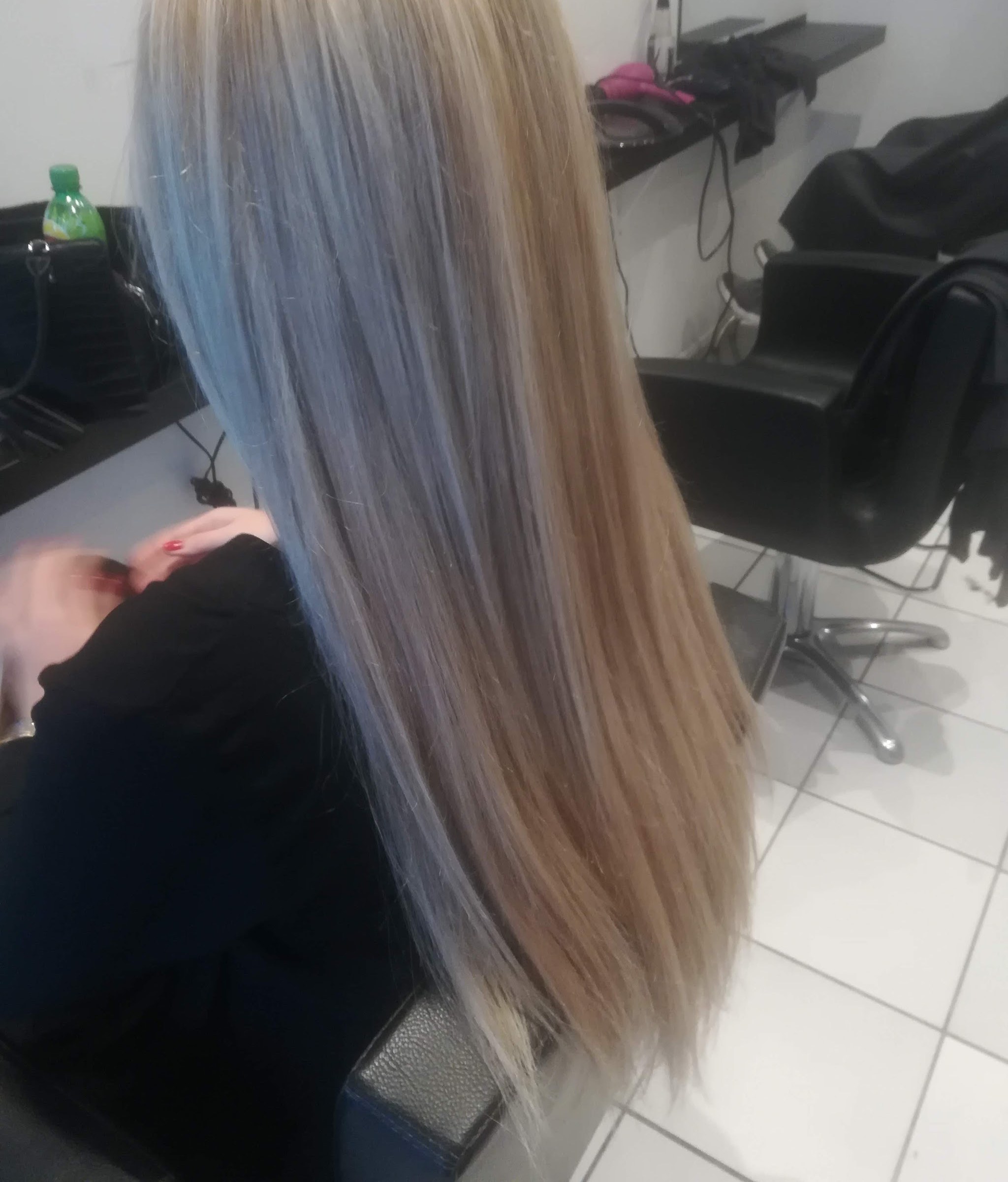 Lang steil haar met blonde highlights, in de salonstoel