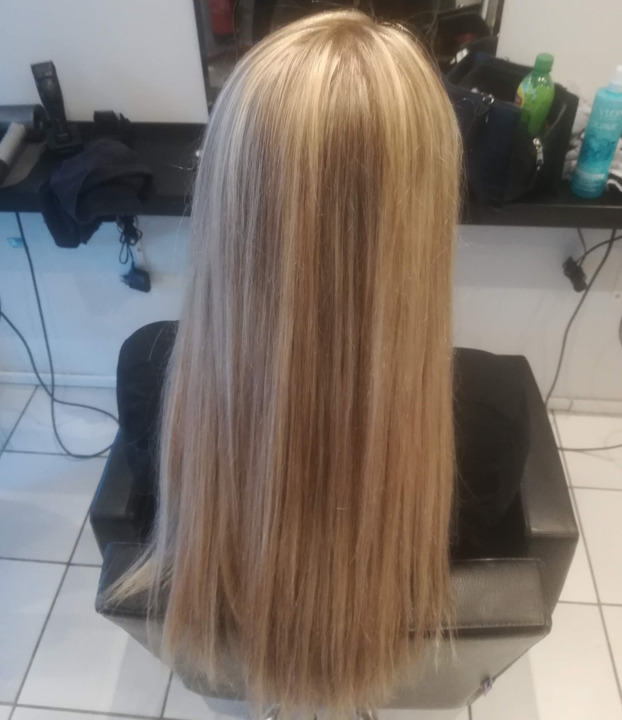 Highlights in lang haar, van achteren gezien in de salonstoel