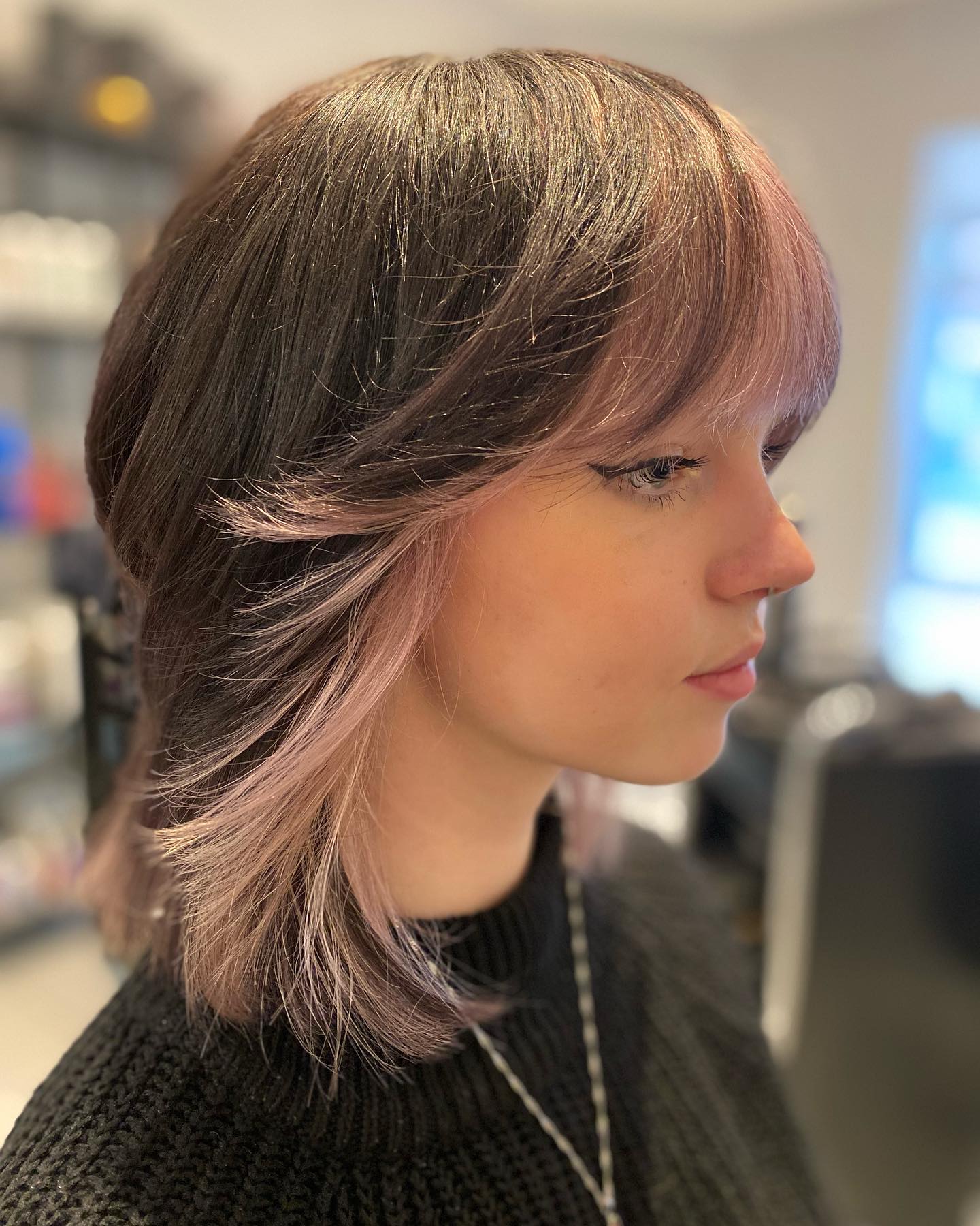 Metamorfose: een bob met roze plukken, van opzij gezien in de salon