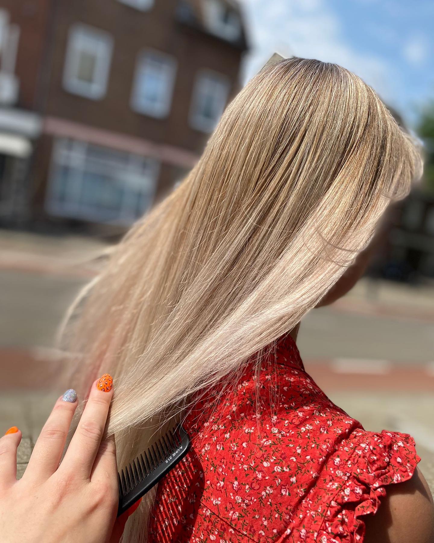 Blond haar met highlights, buiten in de zon, met een kam erdoor