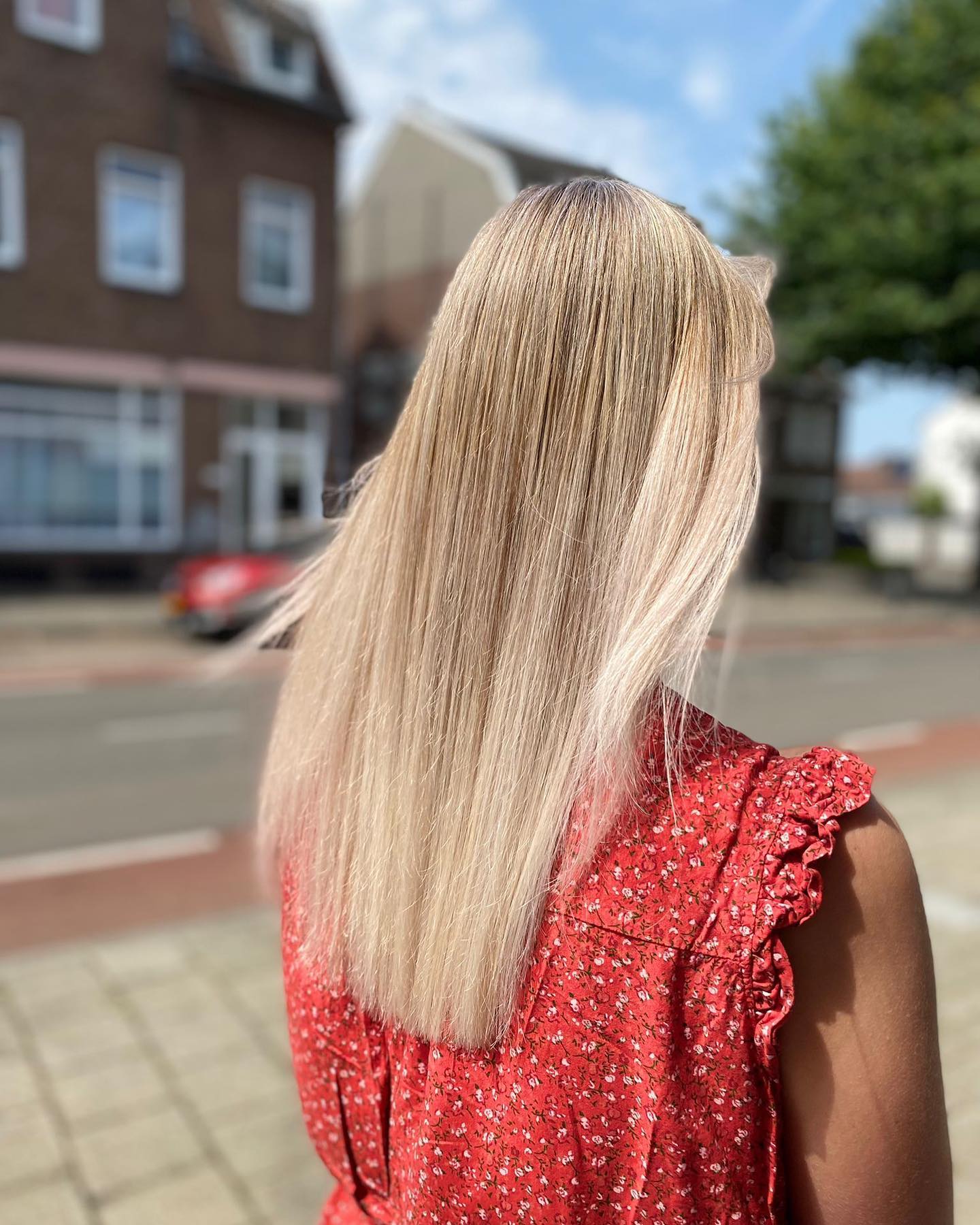 Blonde highlights van achteren, buiten op straat in Kerkrade